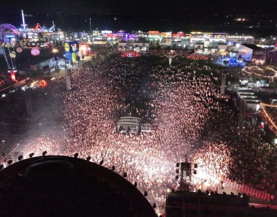 o noua zi sold out la nibiru 82000 de vizitatori in statiunea de pe litoral si un show de neuitat sustinut de hugel in a doua zi a festivalului galaxia