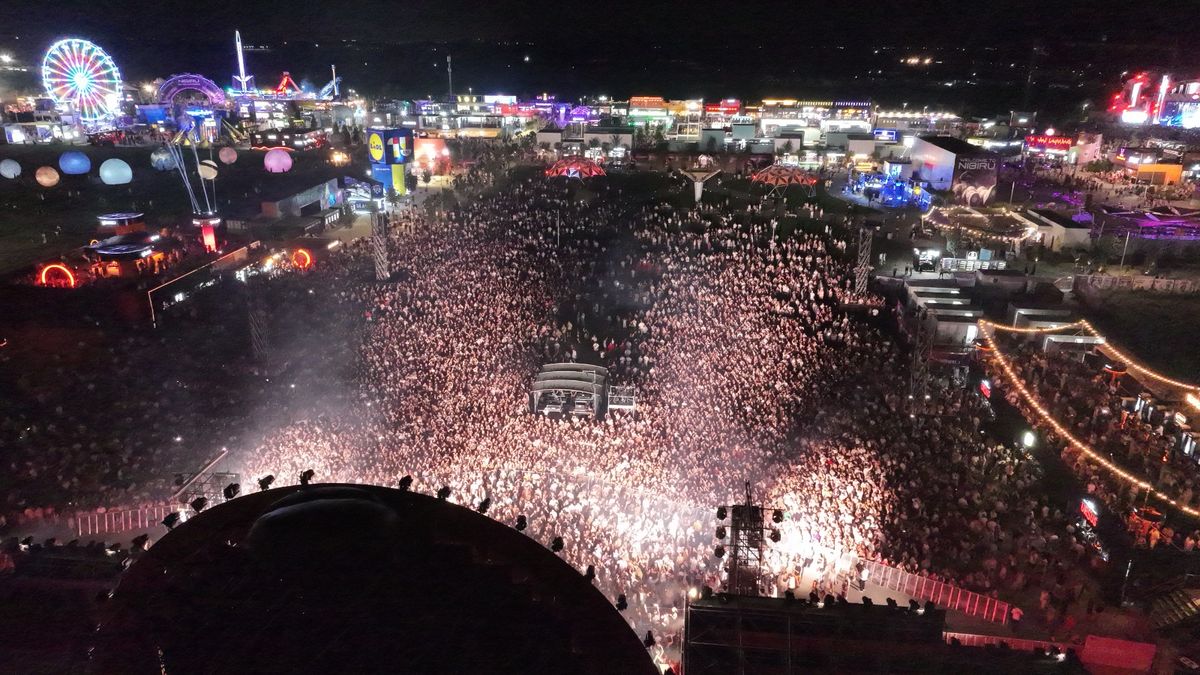o noua zi sold out la nibiru 82000 de vizitatori in statiunea de pe litoral si un show de neuitat sustinut de hugel in a doua zi a festivalului