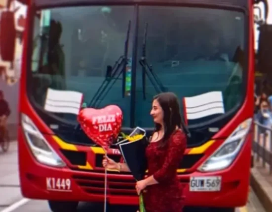 Asistenta de 35 de ani s-a căsătorit cu un autobuz și are tatuaj cu „soțul”