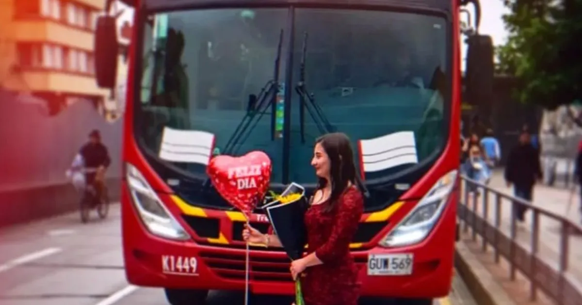 Asistenta de 35 de ani s-a căsătorit cu un autobuz și are tatuaj cu „soțul”