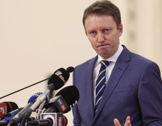 Ciorna programului de guvernare a lui Mureșan: revine legea salarizării