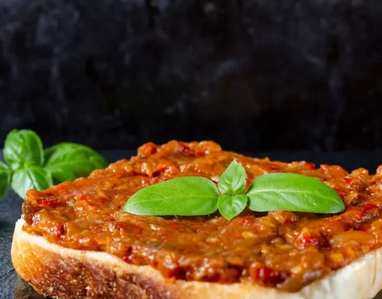 De ce se pune zahăr în zacuscă. Trucul ce echilibrează gustul fără să o îndulcească