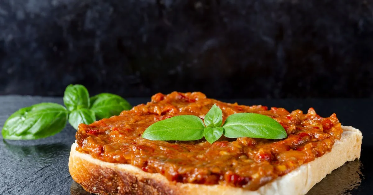 De ce se pune zahăr în zacuscă. Trucul ce echilibrează gustul fără să o îndulcească 1 De ce se pune zahăr în zacuscă. Trucul ce echilibrează gustul fără să o îndulcească
