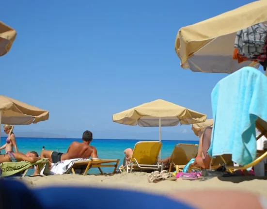 Doi bătrâni s-au bătut pe o plajă din Grecia din cauza unui șezlong; unul a murit