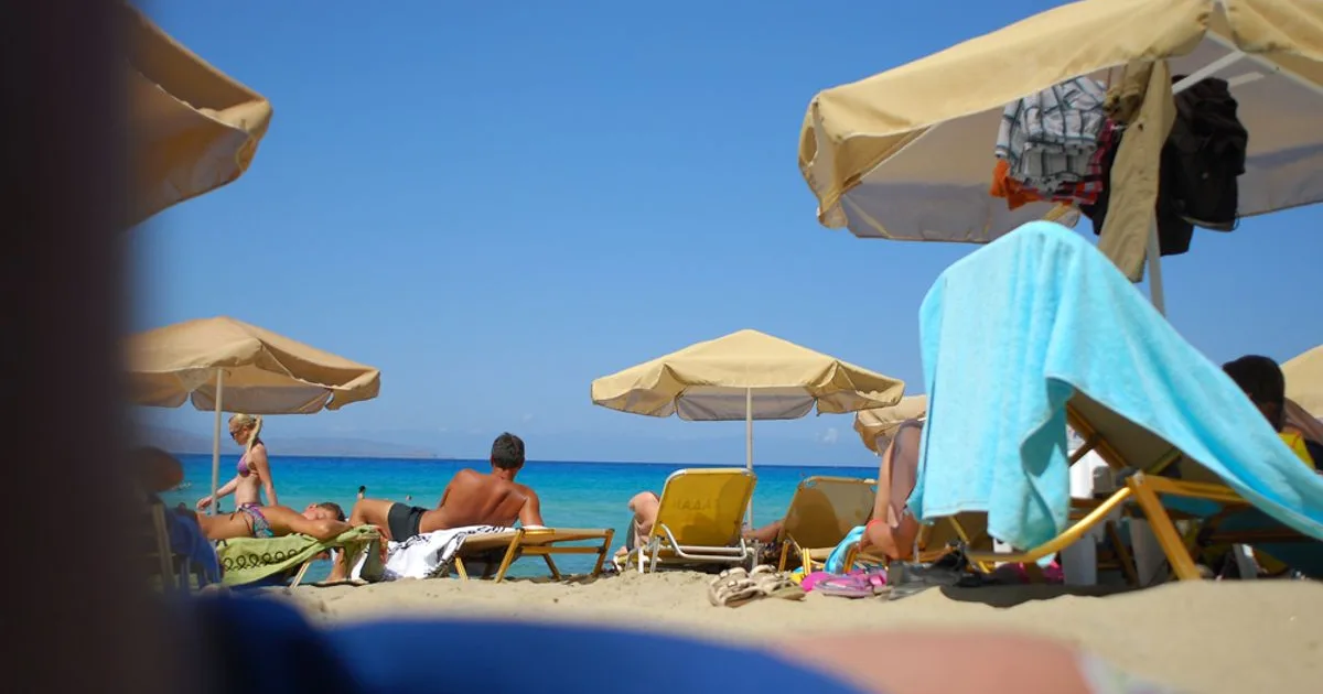 Doi bătrâni s-au bătut pe o plajă din Grecia din cauza unui șezlong; unul a murit 1 Doi bătrâni s-au bătut pe o plajă din Grecia din cauza unui șezlong; unul a murit