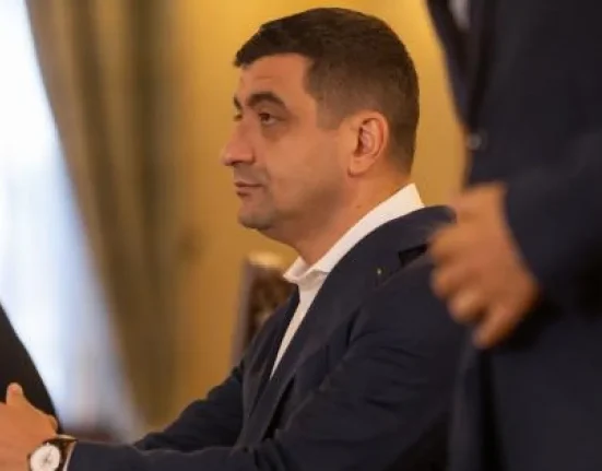 Mureșan prezintă programul de guvernare în Parlament și anunță discuții cu PNL, USR, UDMR