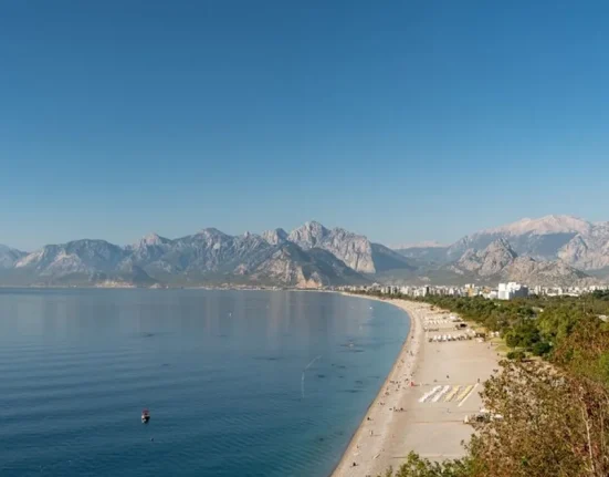 Orașul european perfect pentru plajă în septembrie. Temperaturile ating și 31°C