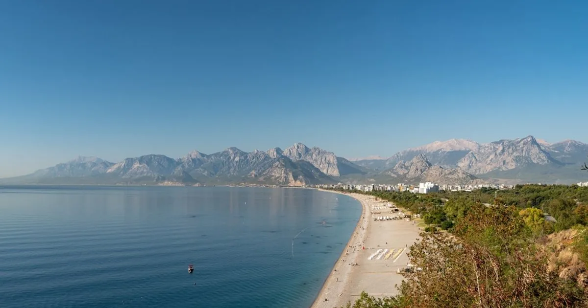 Orașul european perfect pentru plajă în septembrie. Temperaturile ating și 31°C