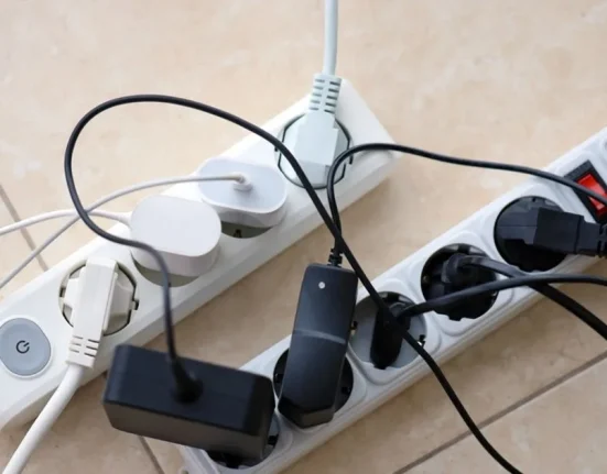 Pericolul mai multor electrocasnice într-un prelungitor. Avertismentul unui electrician