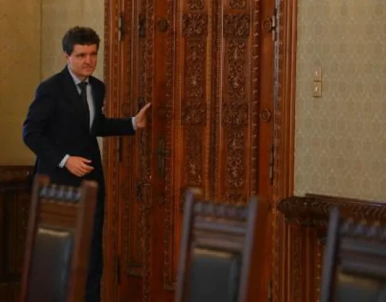 AUR îi răspunde lui Nicușor Dan: Constituția nu îi permite să aleagă partidele