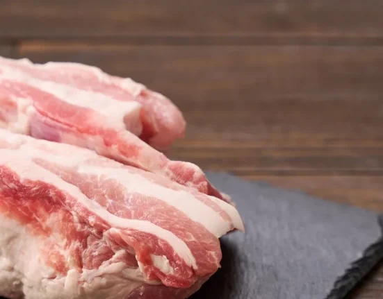Cât rezistă carnea crudă la congelator și greșeala care îi strică gustul rapid
