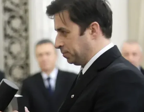 Crin Antonescu critică PNL pentru poziția „echivocă și ridicolă” față de PSD