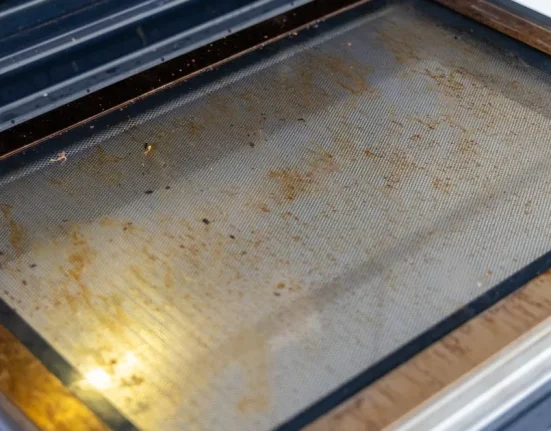 Cum cureți geamul cuptorului de grăsimea arsă. Trucul simplu pentru pete fără frecare