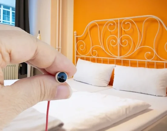 Cum poți detecta camerele ascunse într-o cameră de hotel cu ajutorul telefonului mobil