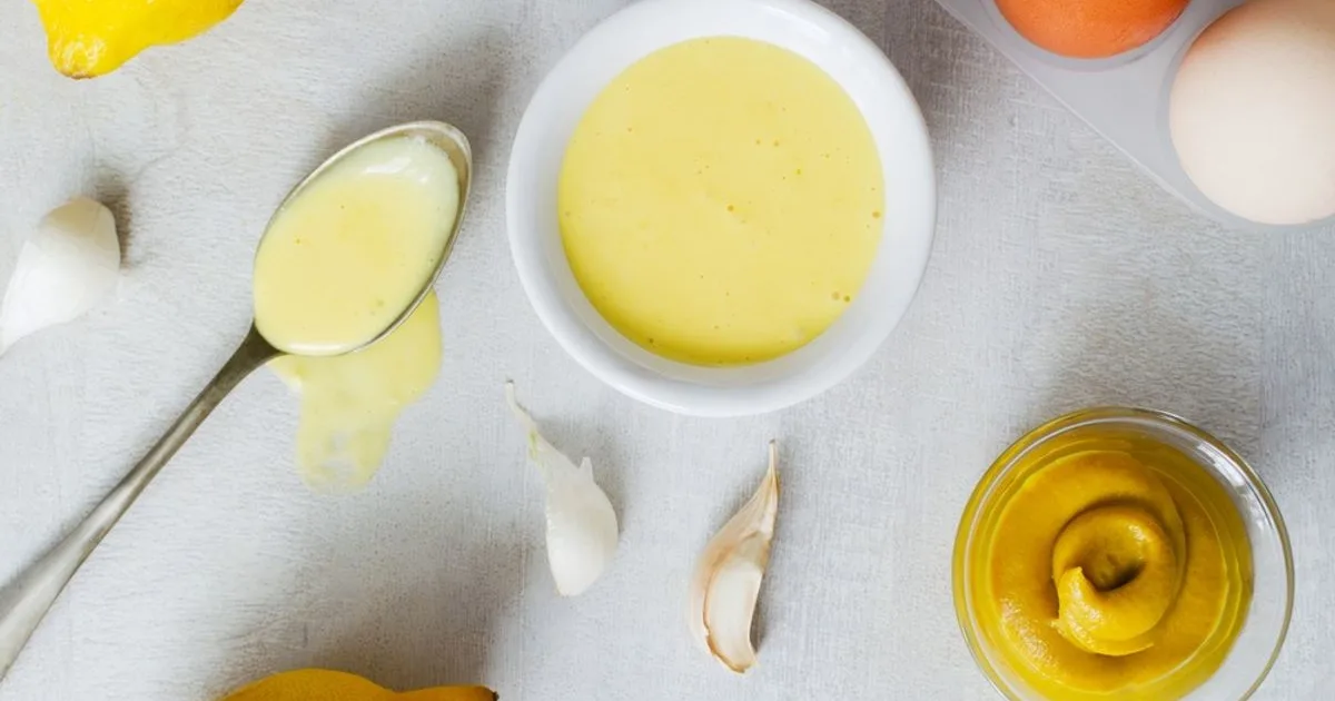 Cum să faci sosul aioli acasă. Secretul pentru o textură cremoasă