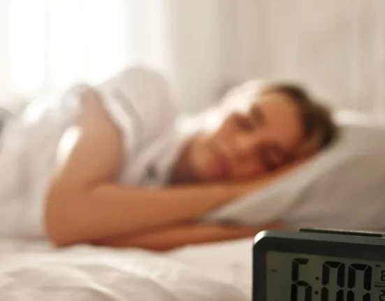 De ce ne trezim uneori cu câteva minute înainte să sune alarma. Explicația puțin cunoscută