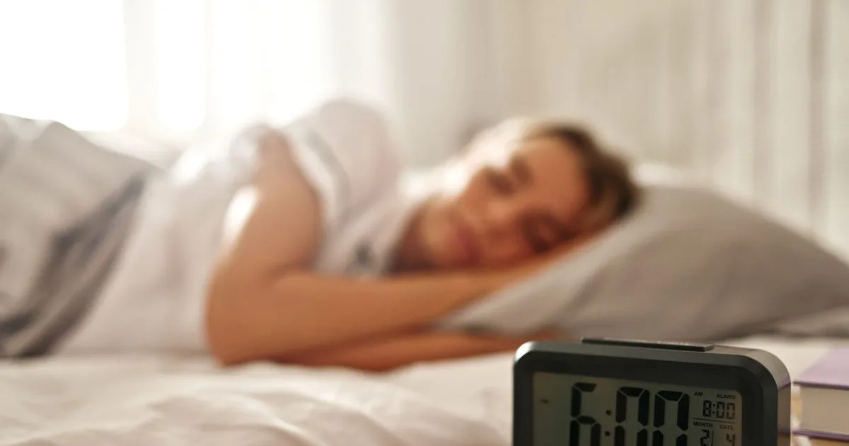 De ce ne trezim uneori cu câteva minute înainte să sune alarma. Explicația puțin cunoscută