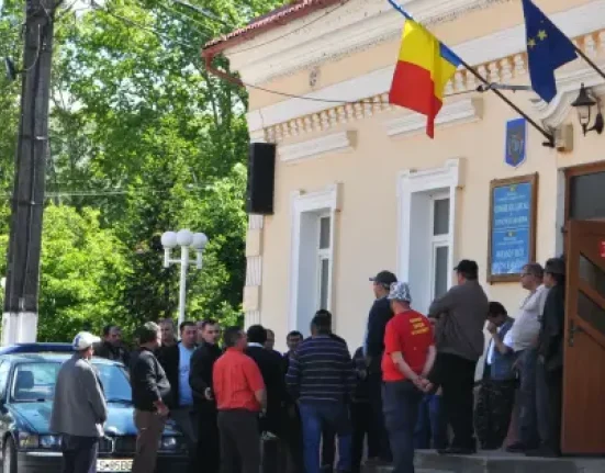 Impozitul pe balcoane nu se dublează, dar fără proiect se pot da amenzi