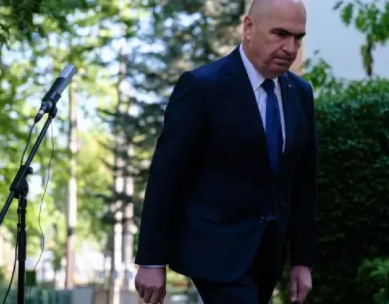 Primul ministru pentru AI, ratat din prima zi. Parlamentarii au râs: „Să nu fie chat bot”