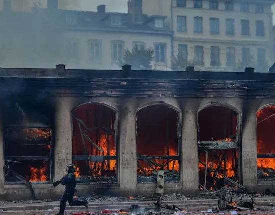 Proteste uriașe în Franța: ciocniri violente, s-au alăturat „vestele galbene”
