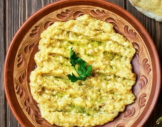 Salată de vinete dietetică. Trucul simplu care o face cremoasă, fără mult ulei