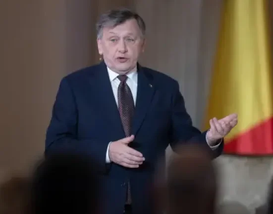 Simion, după instalarea Guvernului Niculescu: „Capul sus, români! Nu ne lasă Dumnezeu”