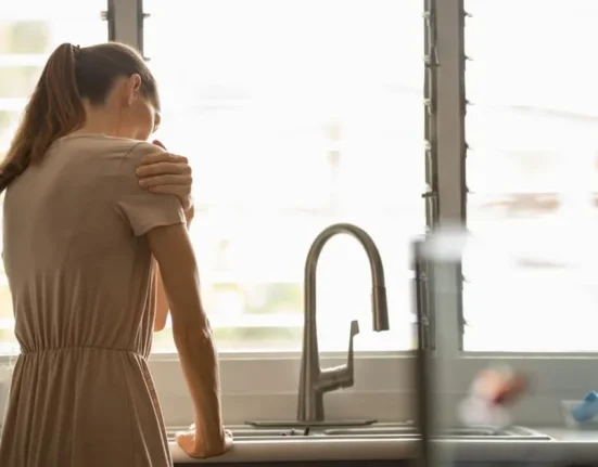 Simptomul de la umărul drept care poate semnala cancer hepatic. Avertismentul medicilor